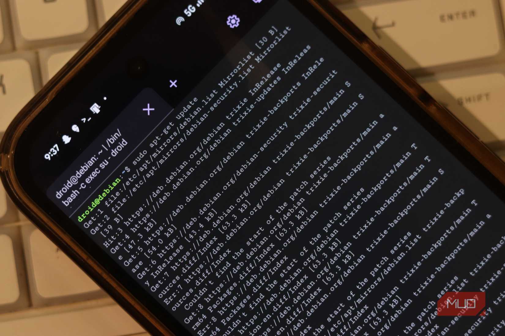 Primer plano de una terminal Android ejecutándose en Pixel9a.