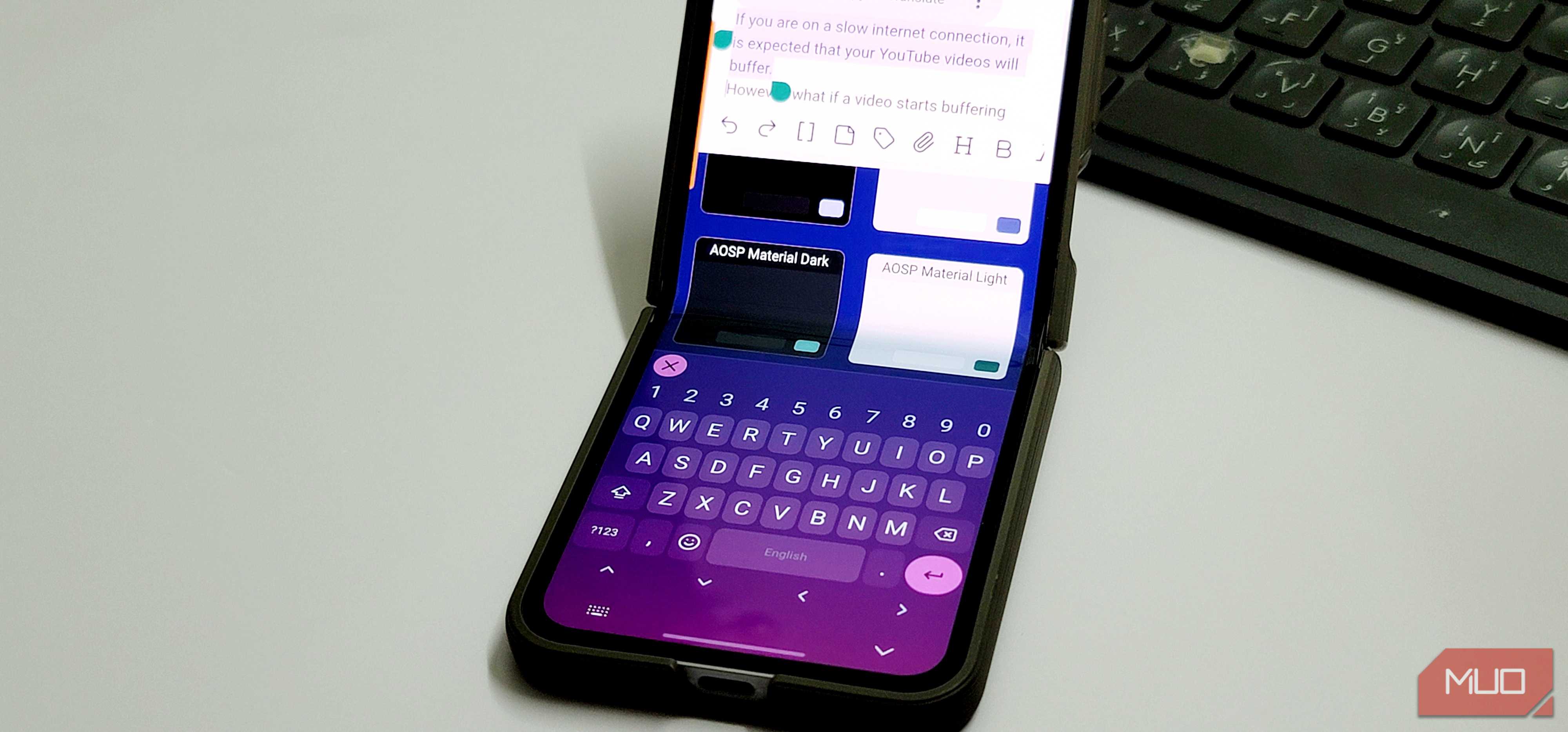 FUTO Keyboard themes on a Samsung Galaxy Z Flip 6-1