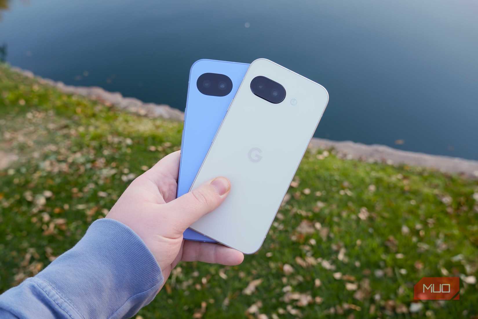 Google Pixel 10a وPixel 9a في اليد.