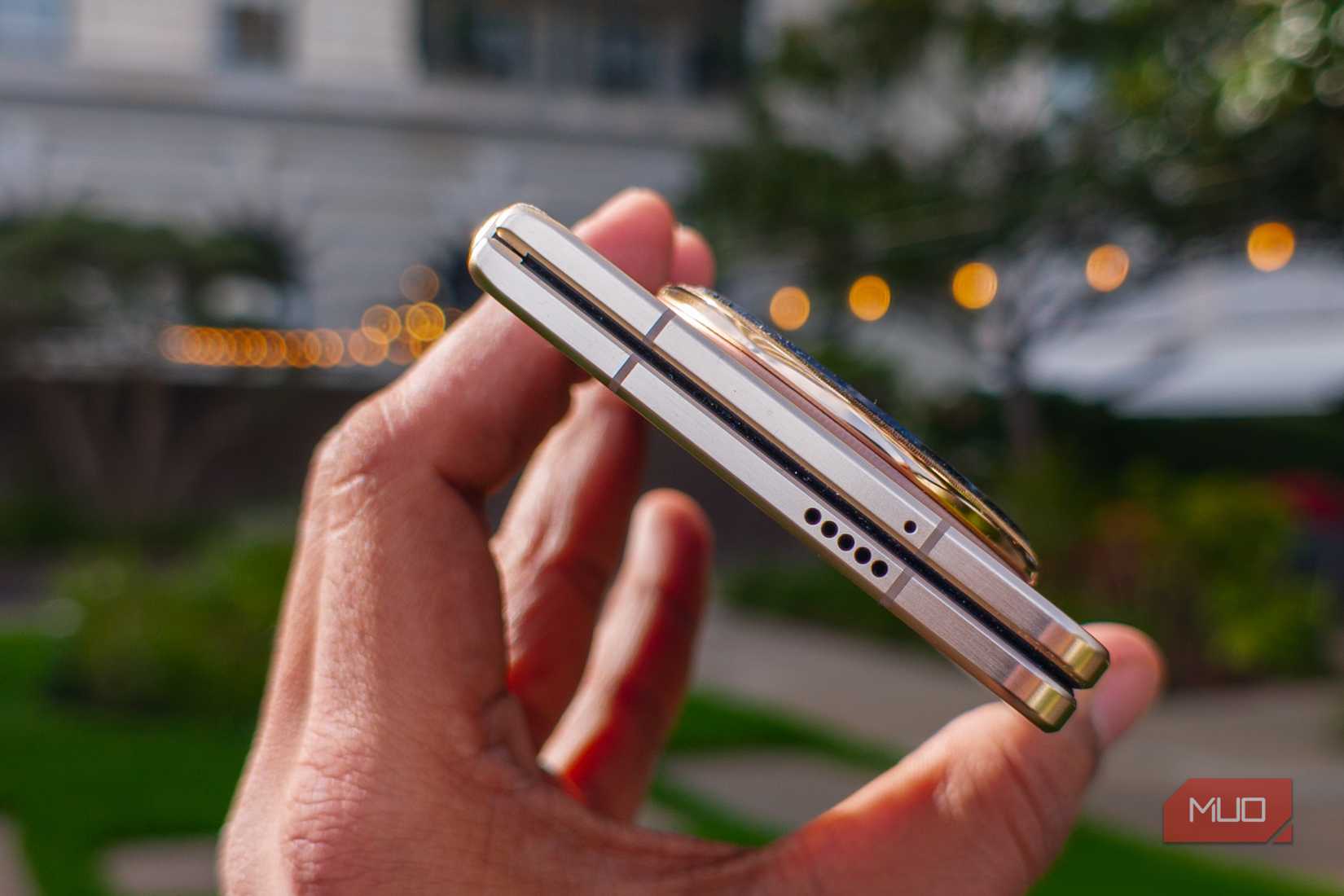 The thickness of the Honor Magic V6 in the hand when folded