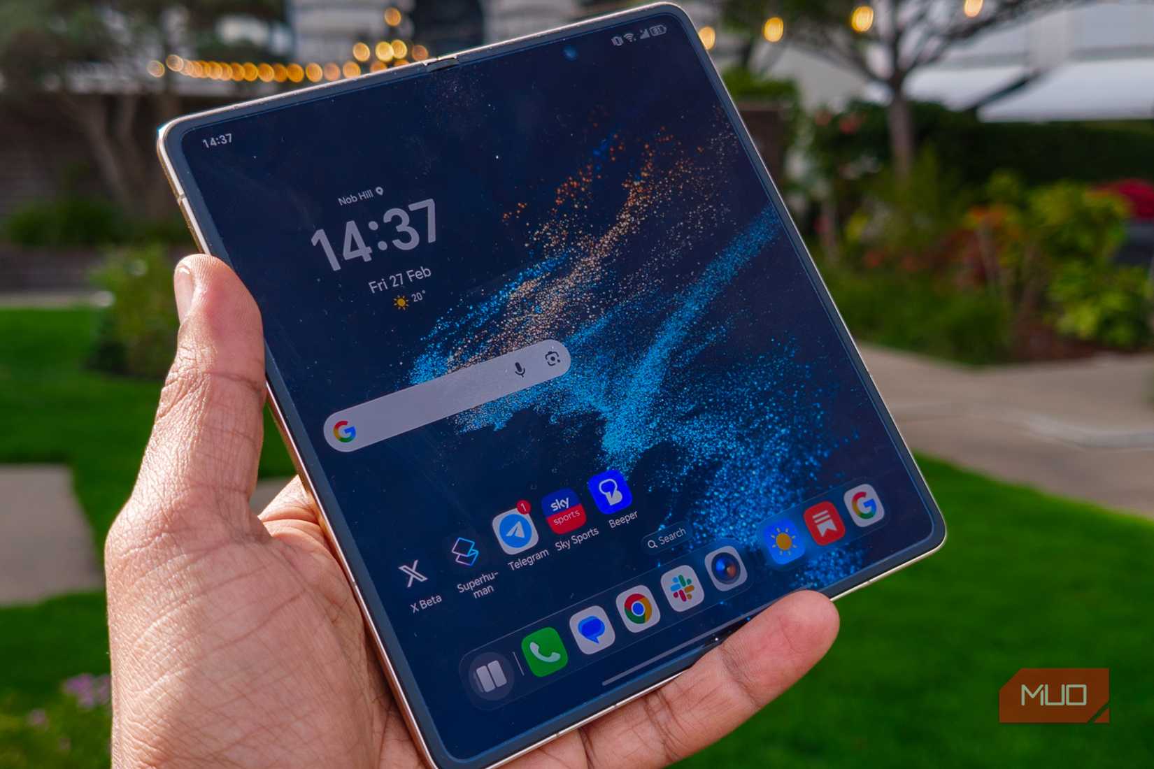 The main screen on the Honor Magic V6