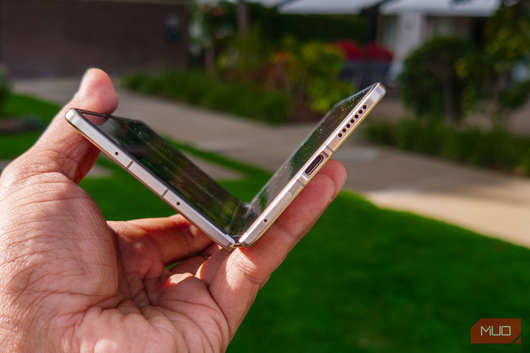 The hinge on the Honor Magic V6 in the hand