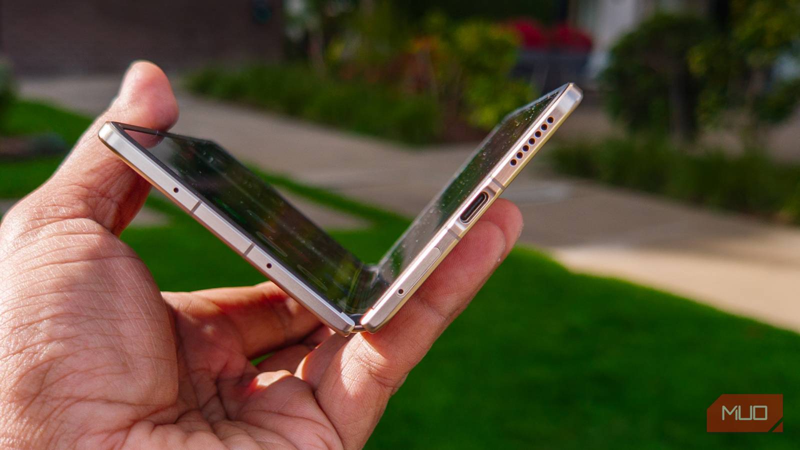 This foldable proves that folding phones can have few compromises This foldable proves that folding phones can have few compromises