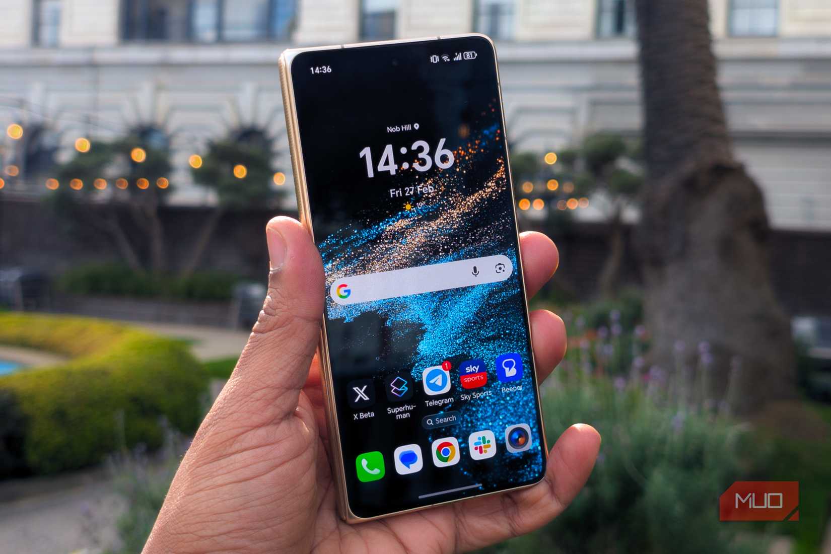 The cover screen on the Honor Magic V6