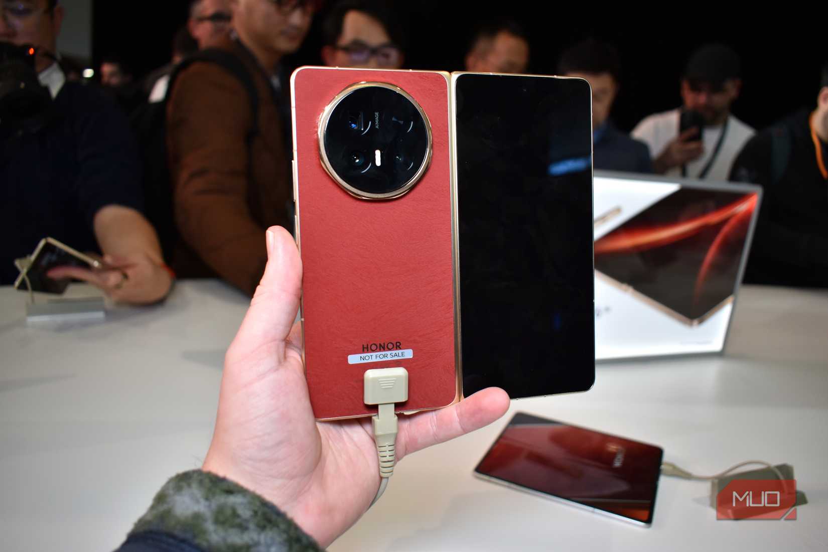 honor magic v6 rear unfolded red color.