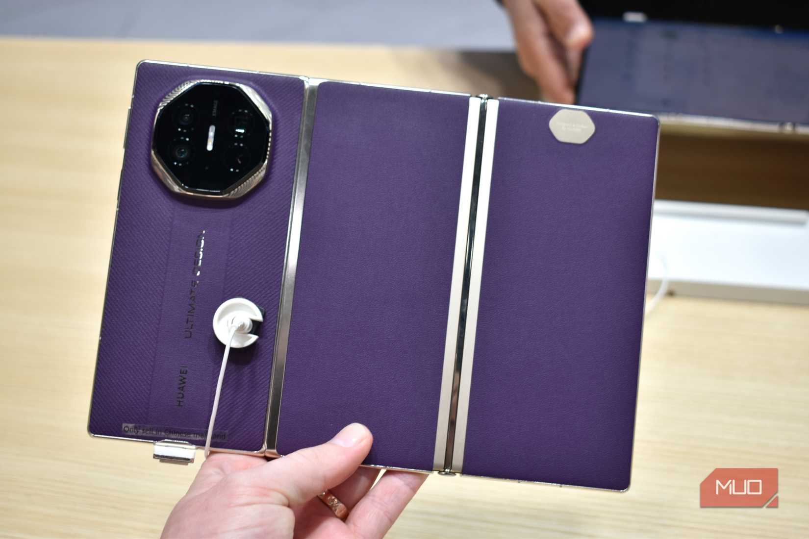 huawei mate xt mwc 2026 rear case hinges.