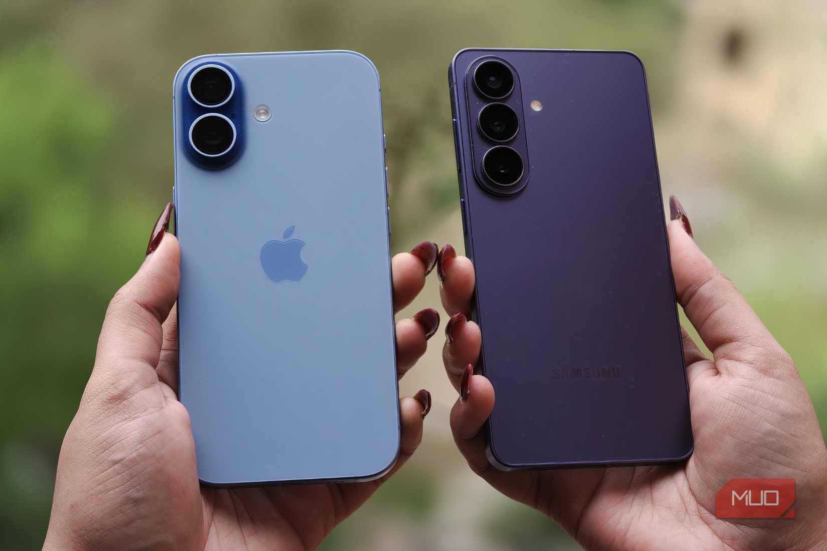 iPhone 17 vs Samsung Galaxy S26 in hand