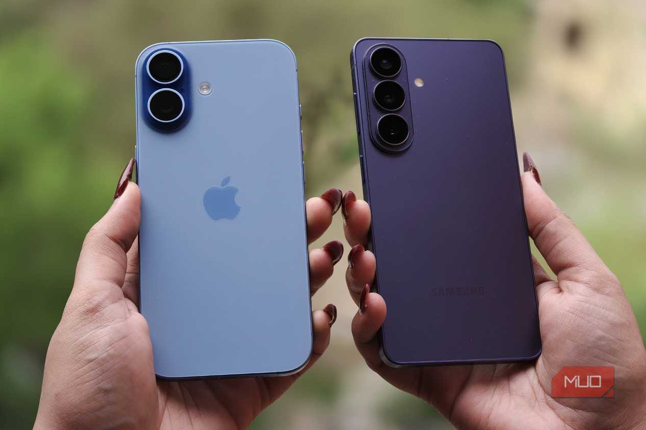 iPhone 17 vs Samsung Galaxy S26 in hand