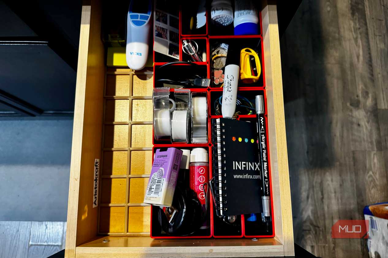 Junk drawer without scissors