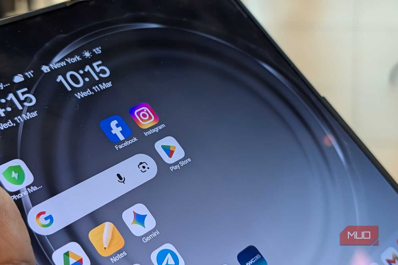Crease on the Oppo Find N6 in Titanium