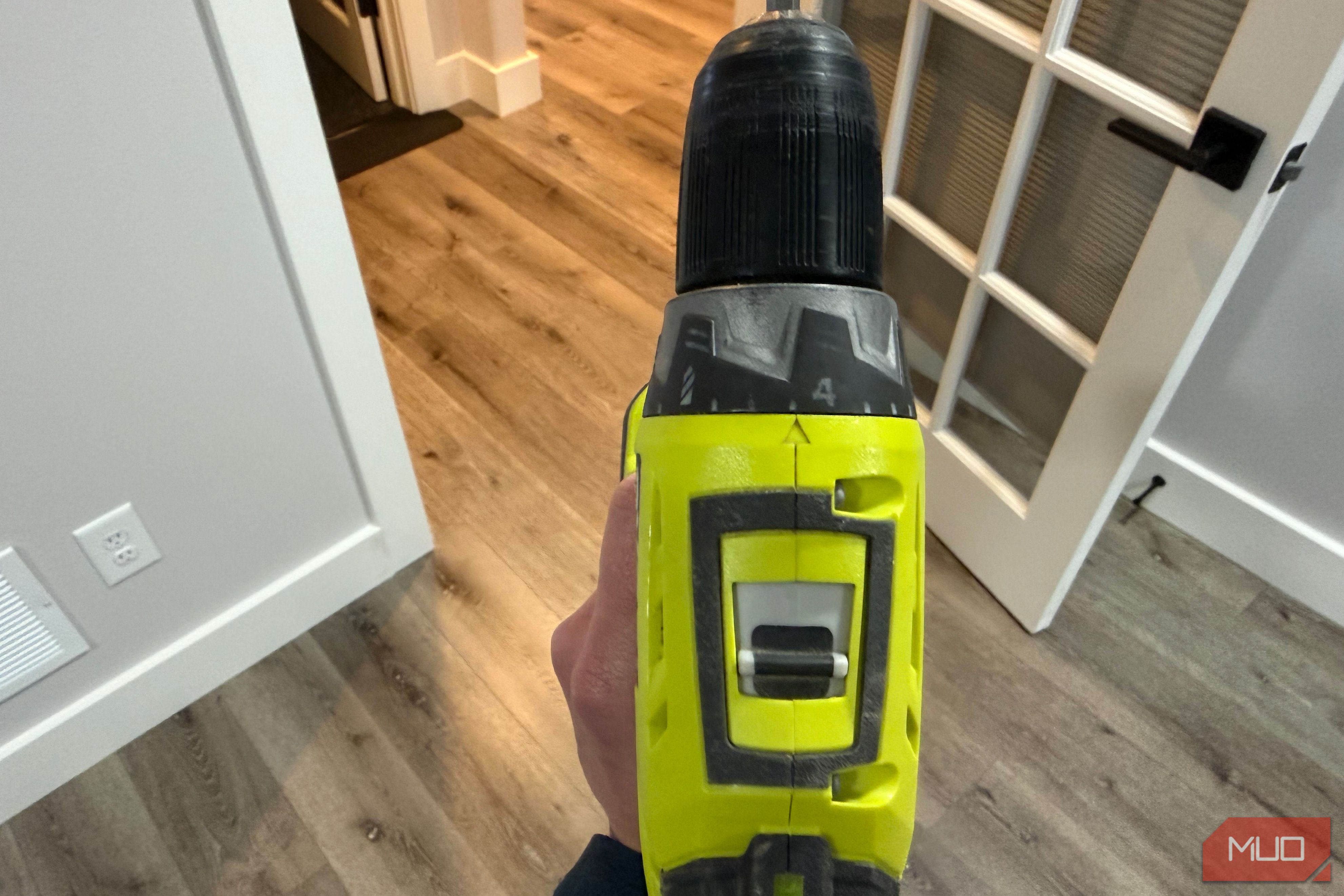 Переключатель скоростей на аккумуляторной дрели Ryobi