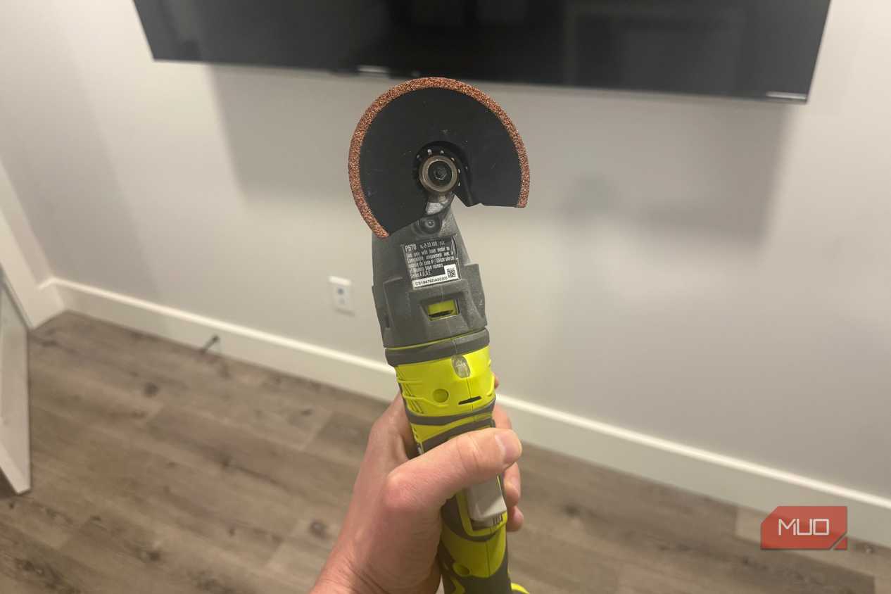 Ryobi oscillating tool with grout blade front