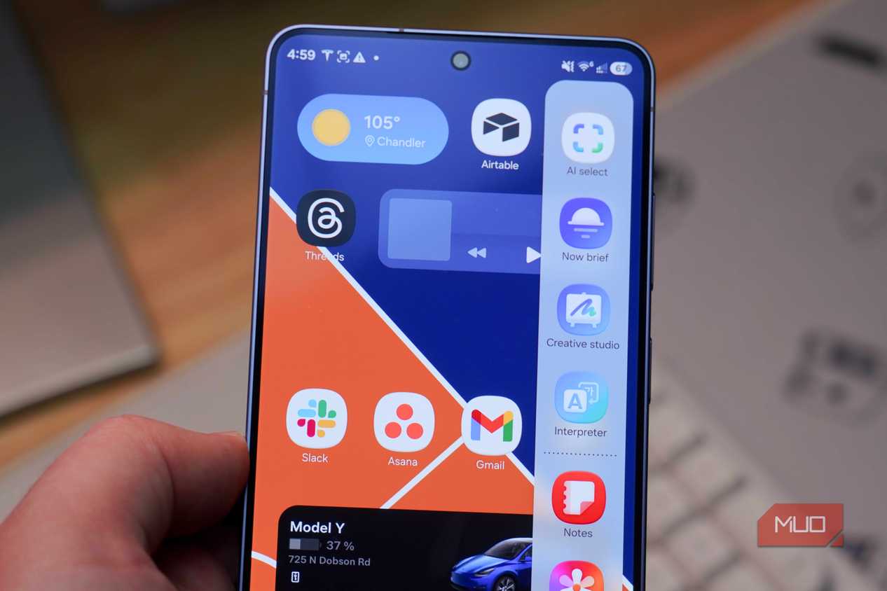 The default apps on the Edge panel.