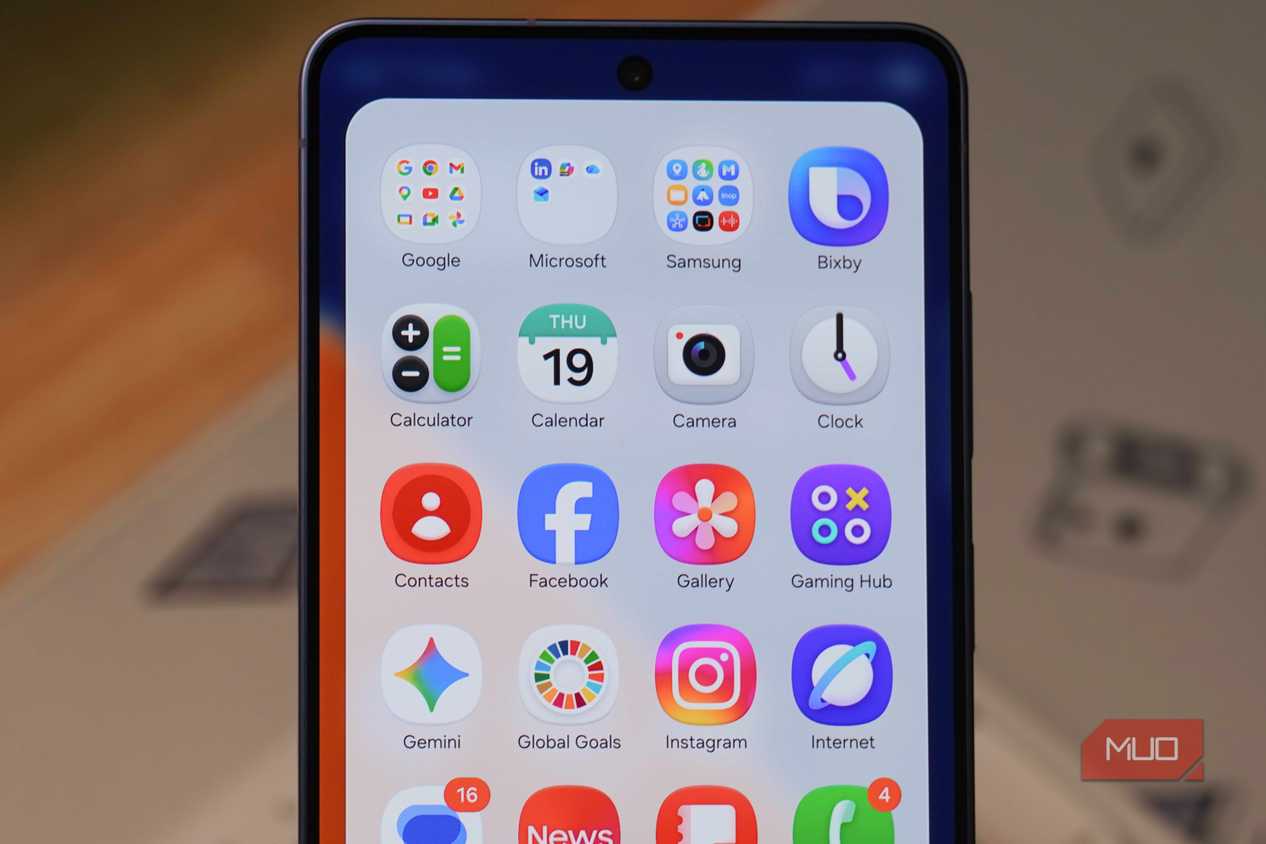 The app drawer in the Edge panel on a Galaxy phone.