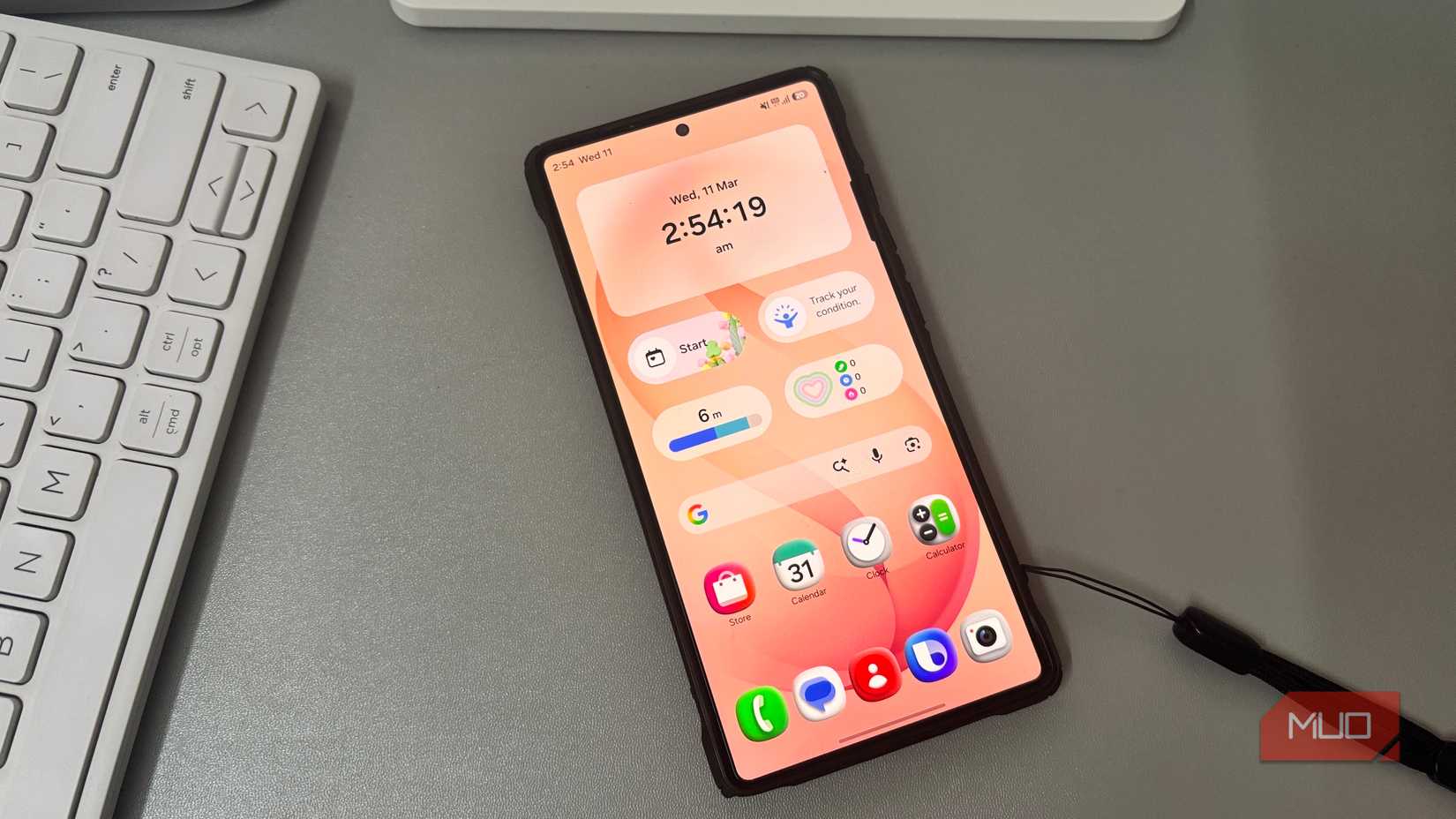 Teléfono Samsung Galaxy en el escritorio junto al teclado