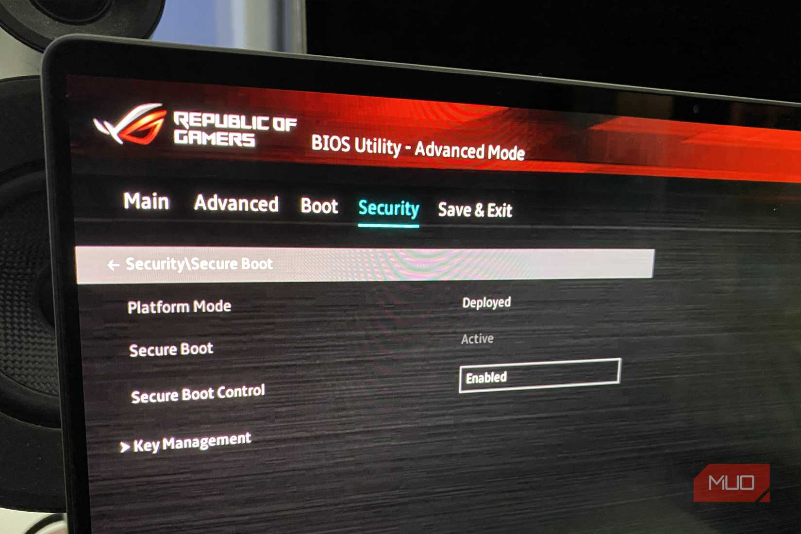 ノートPCのBIOS/UEFI設定画面でSecure Bootの項目が表示されている