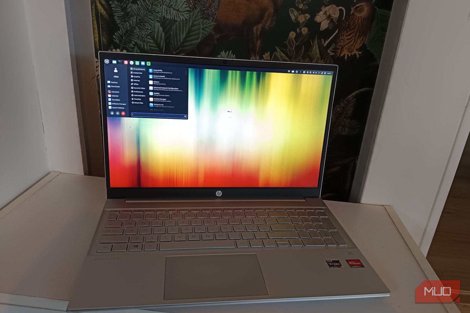 Laptop displaying a Linux Mint Cinnamon desktop.
