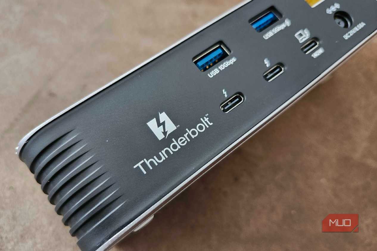 Thunderbolt Logo Pluggable Dock