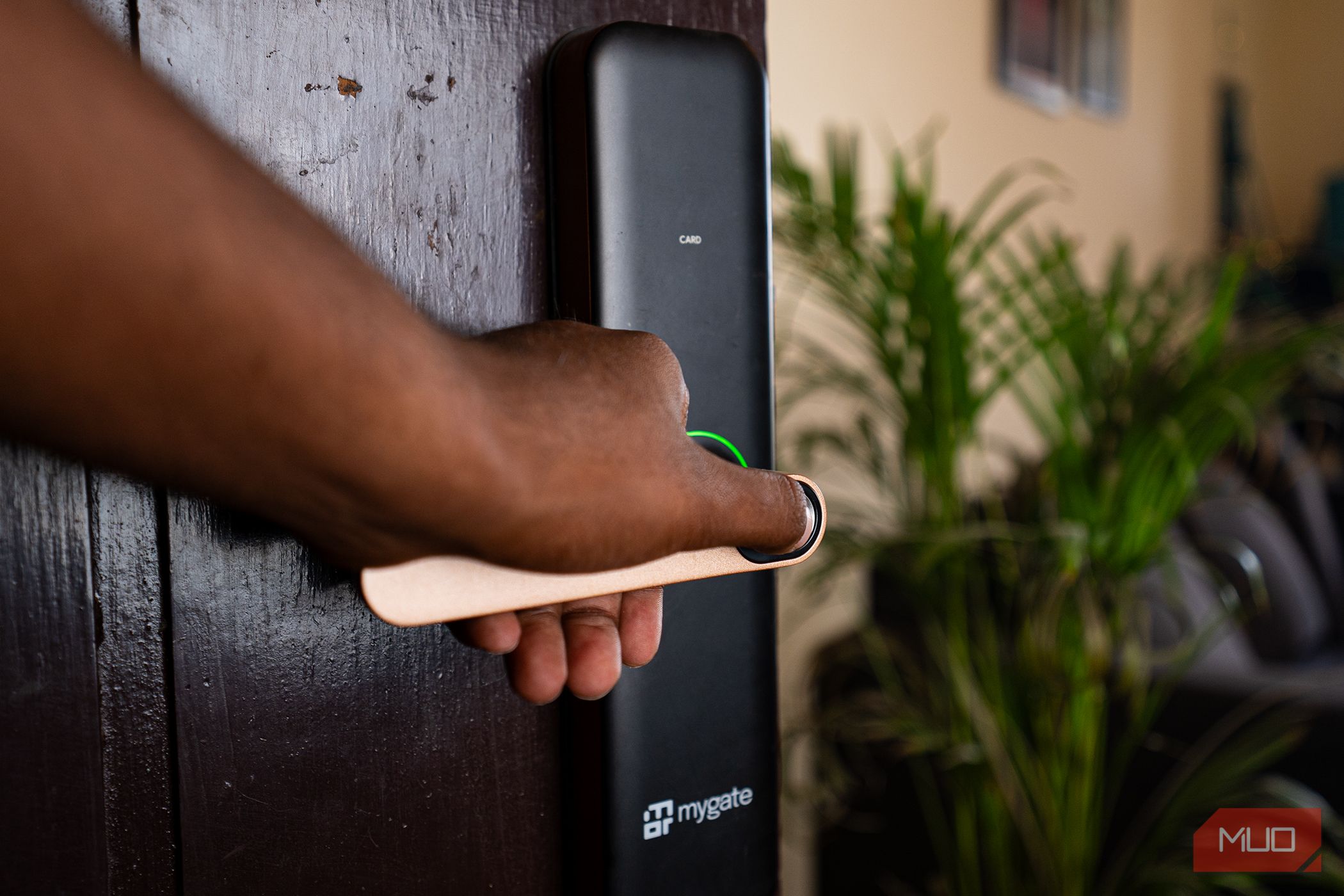 Using the fingerprint unlock method on a smart door lock