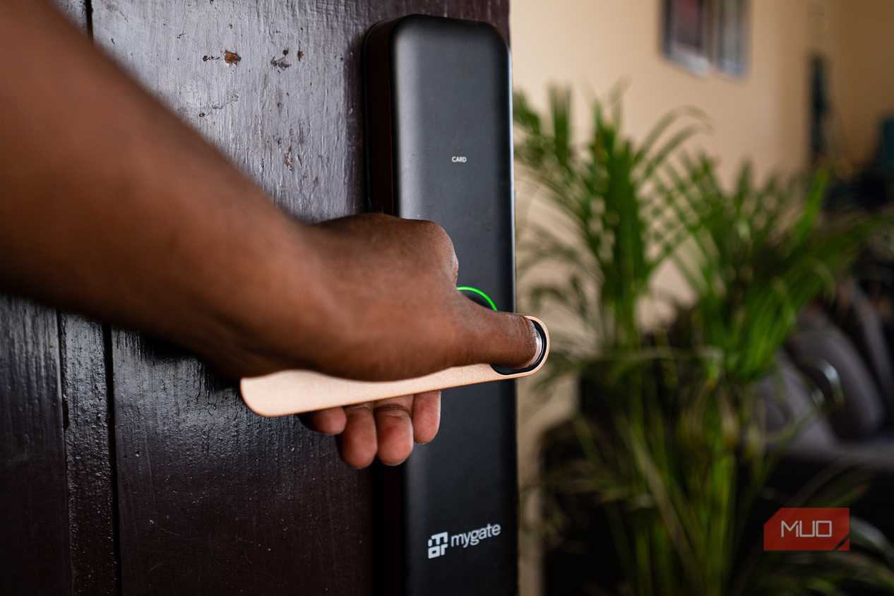 Using the fingerprint unlock method on a smart door lock