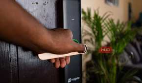 Using the fingerprint unlock method on a smart door lock