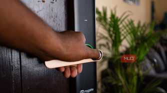Using the fingerprint unlock method on a smart door lock