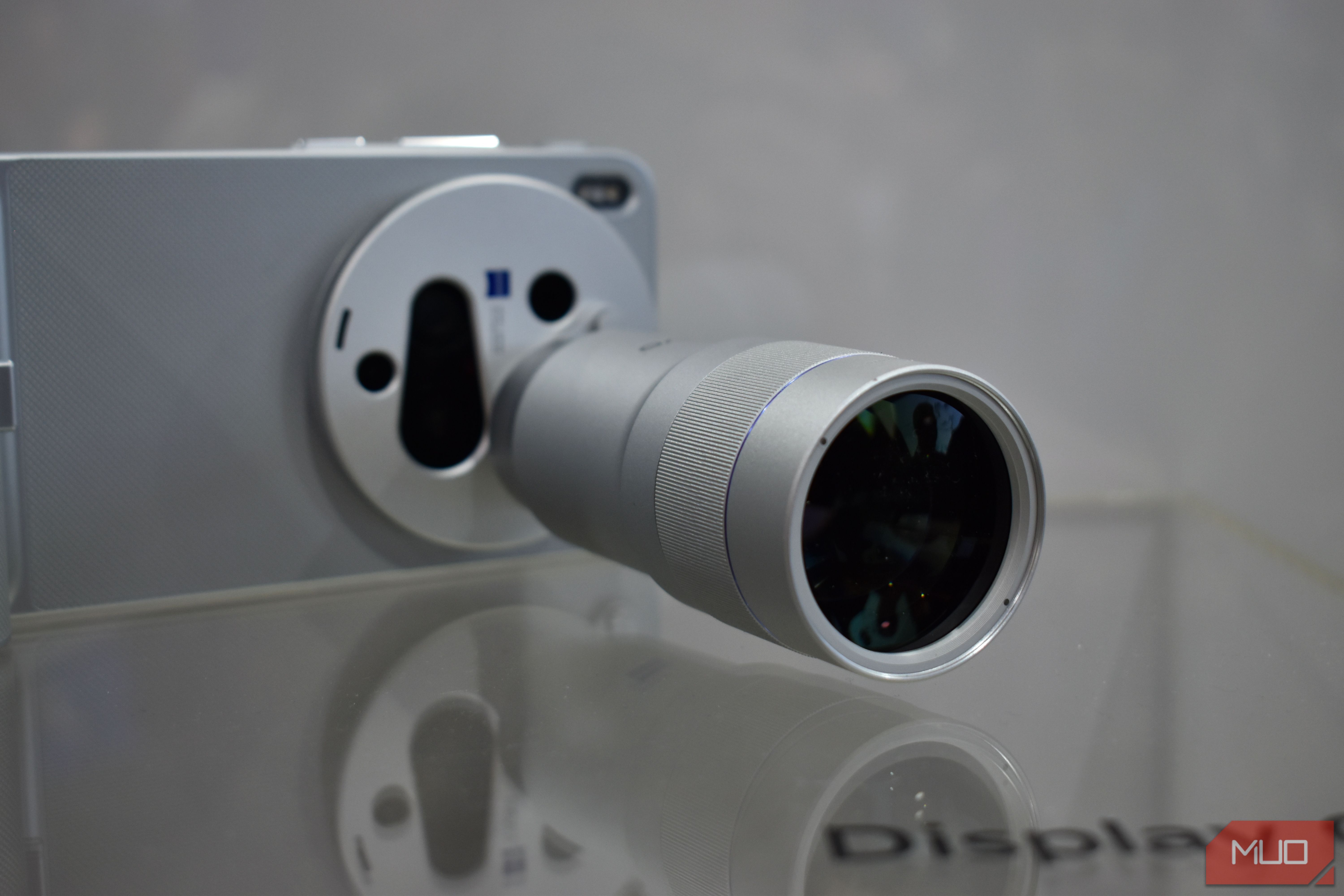 vivo 300x ultra telephoto lens close up.