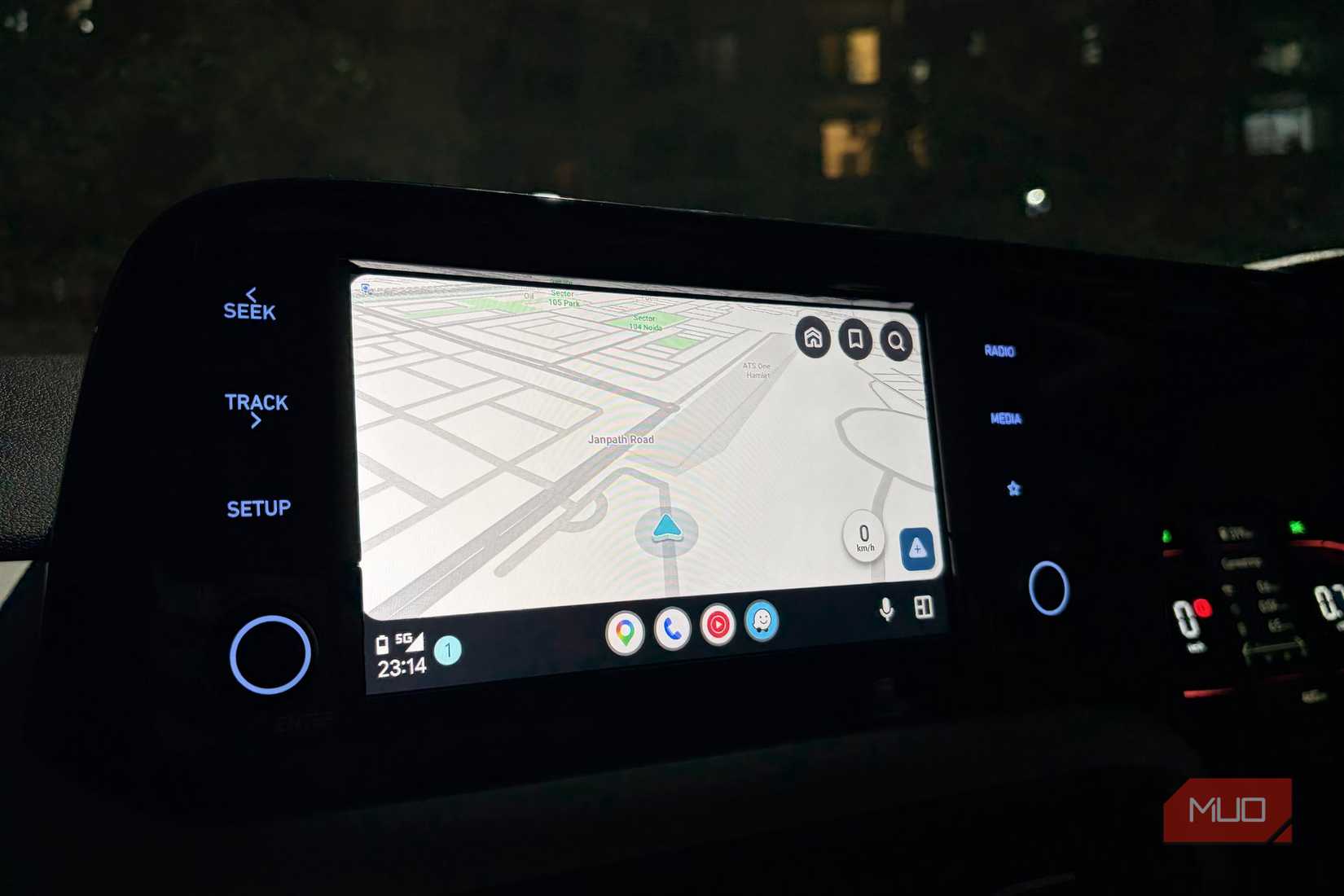 Waze maps opened on Android Auto