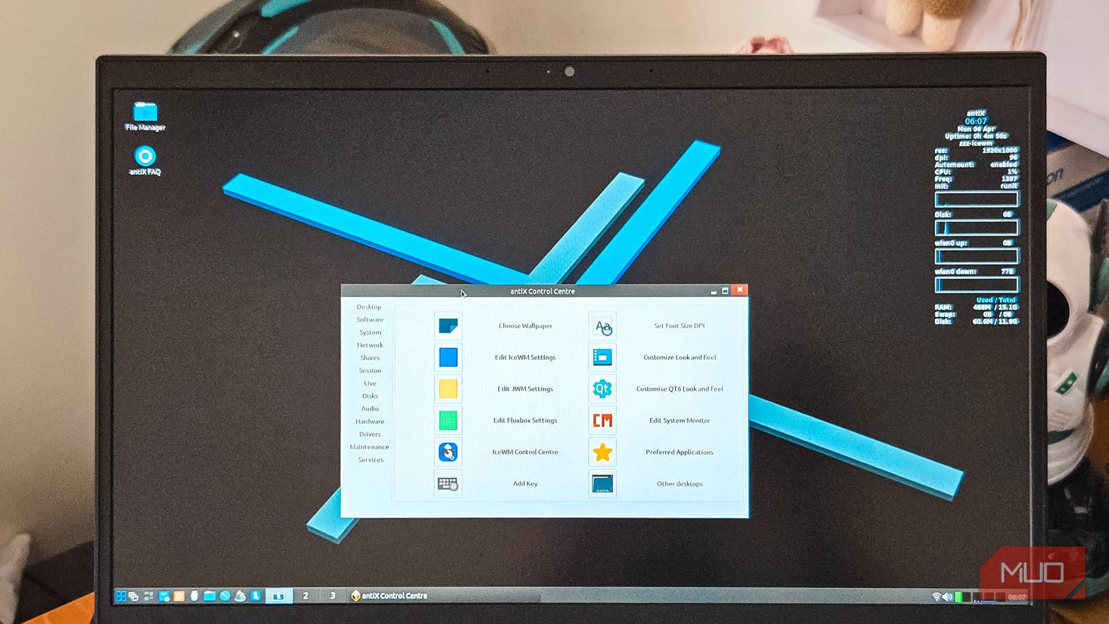 古いWindowsノートPCで動作するantiX 26のデスクトップ画面