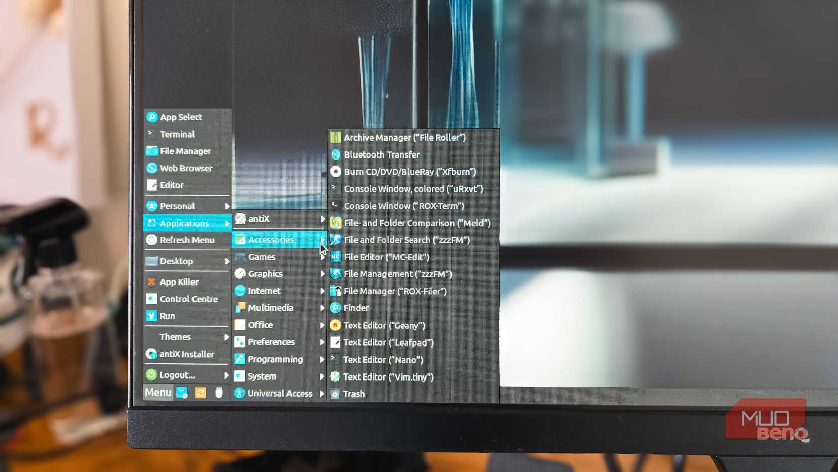 BenQモニターに表示されたantiXのアクセサリーフォルダの内容