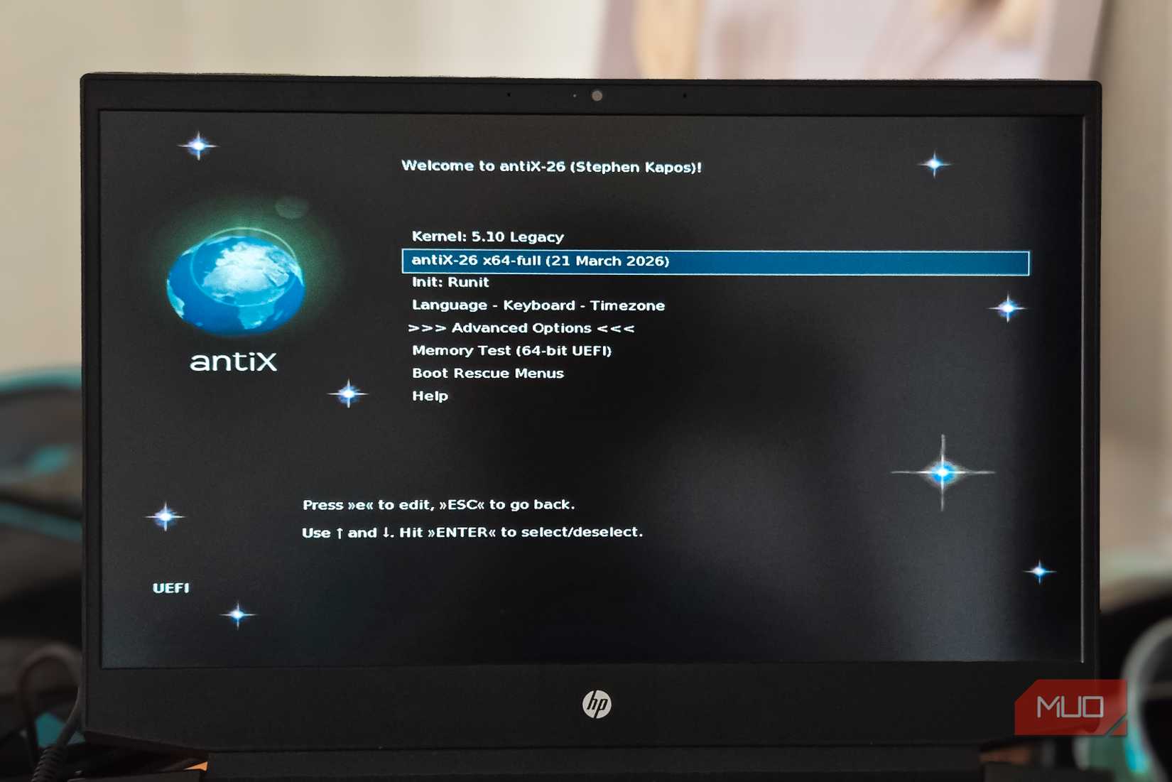 HPノートPCの起動画面に表示されるantiXのロゴ