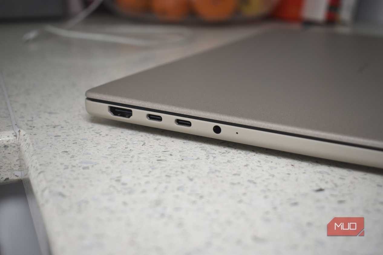 asus zenbook a16 usbc ports.