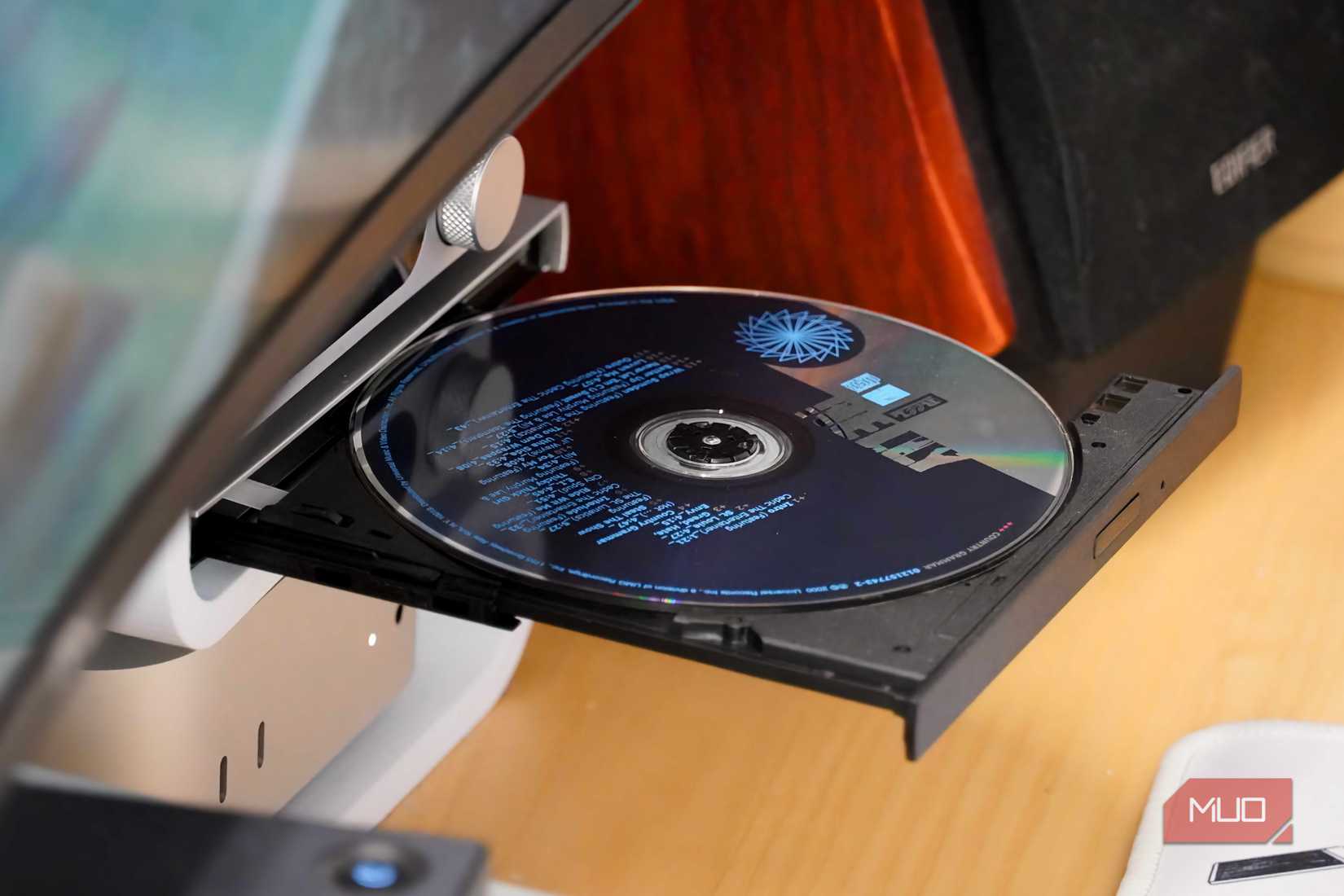 光学ドライブ内の CD を斜めから見た図。