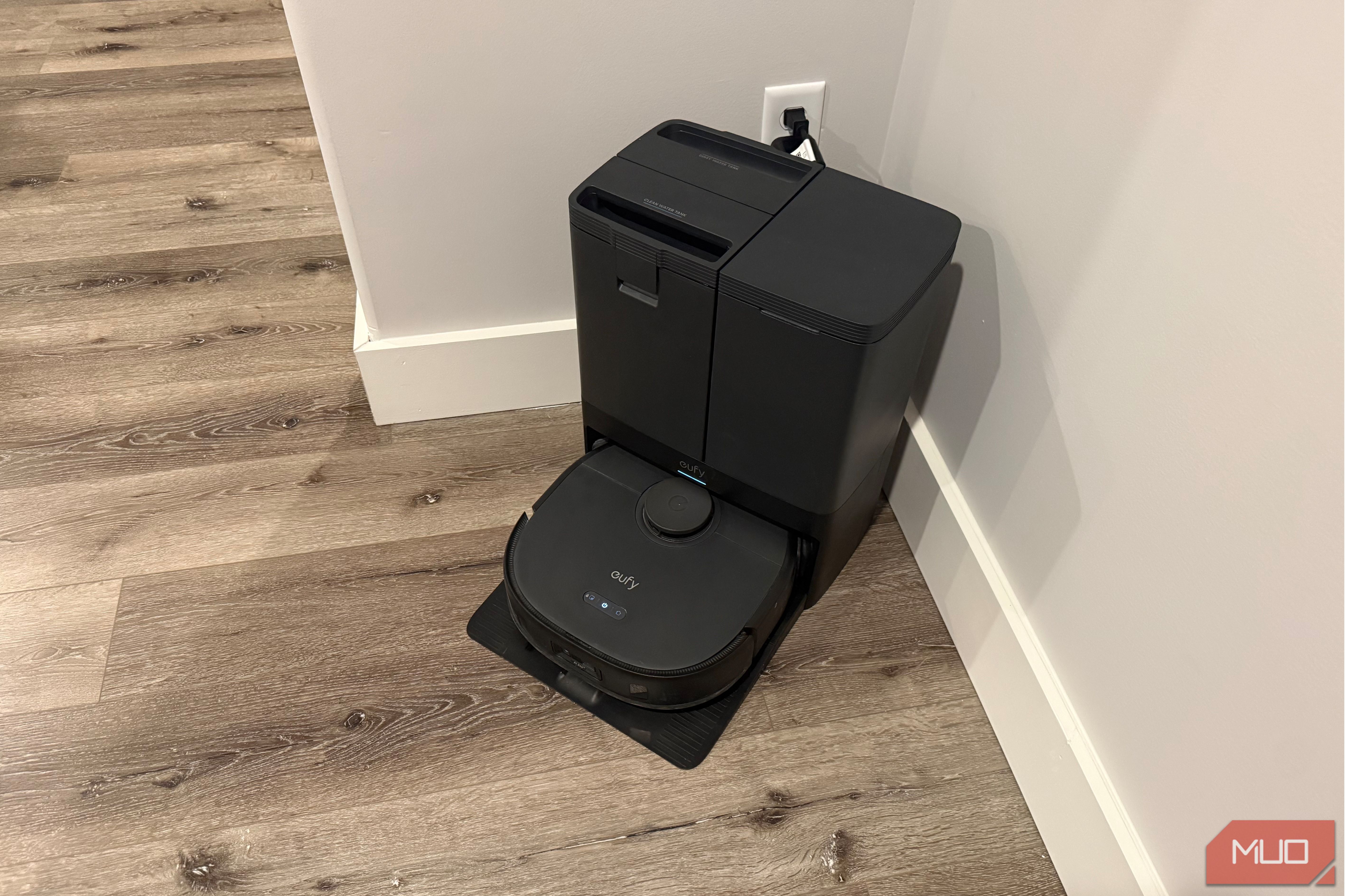пылесос eufy x10 во время подготовки к уборке