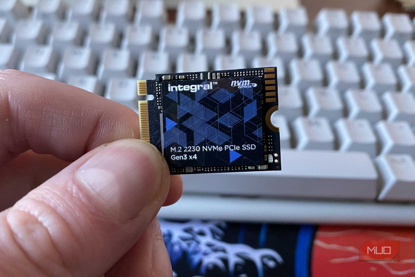 محرك أقراص NVMe 2230 SSD متكامل مثبت أمام لوحة المفاتيح