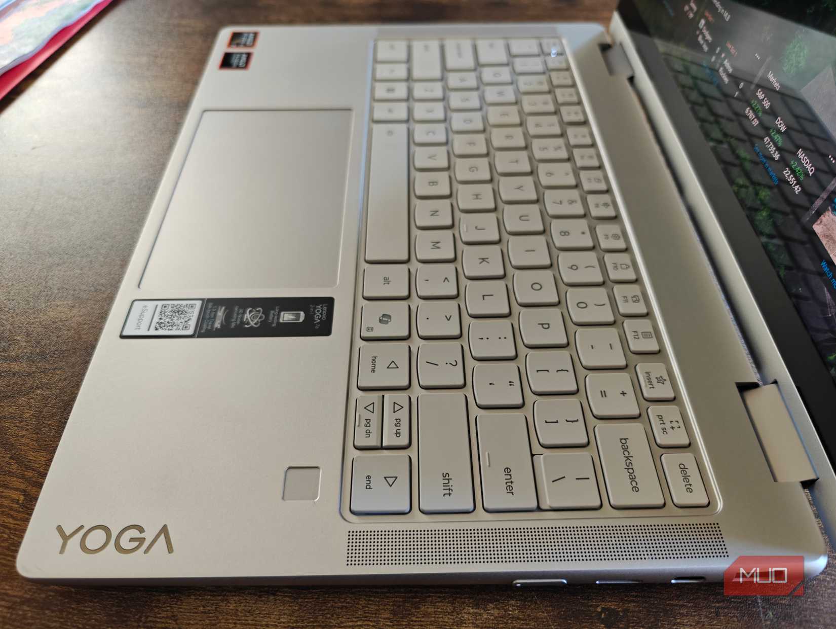 Papan ketik menampilkan logo Yoga