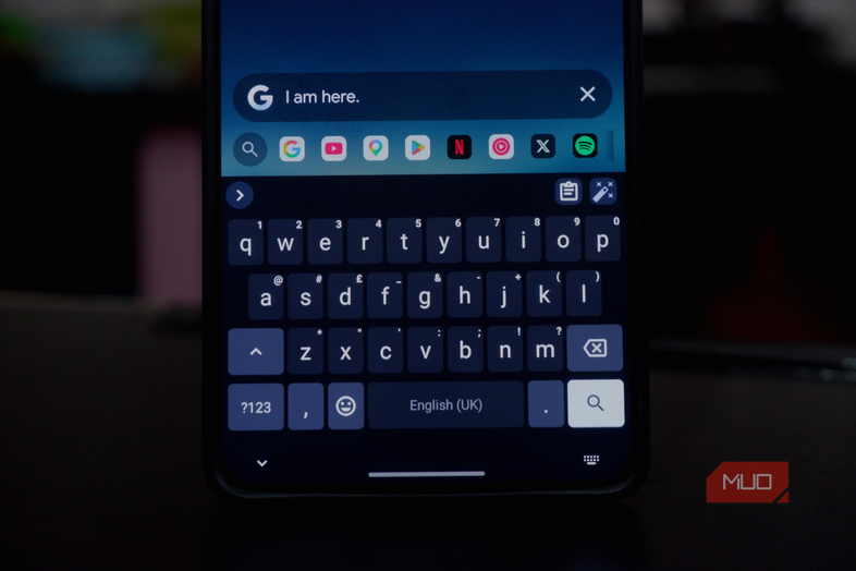 Альтернативы Gboard: функциональные Android-клавиатуры для защиты приватности интерфейс LeanType с ИИ-панелью на экране Android-смартфона