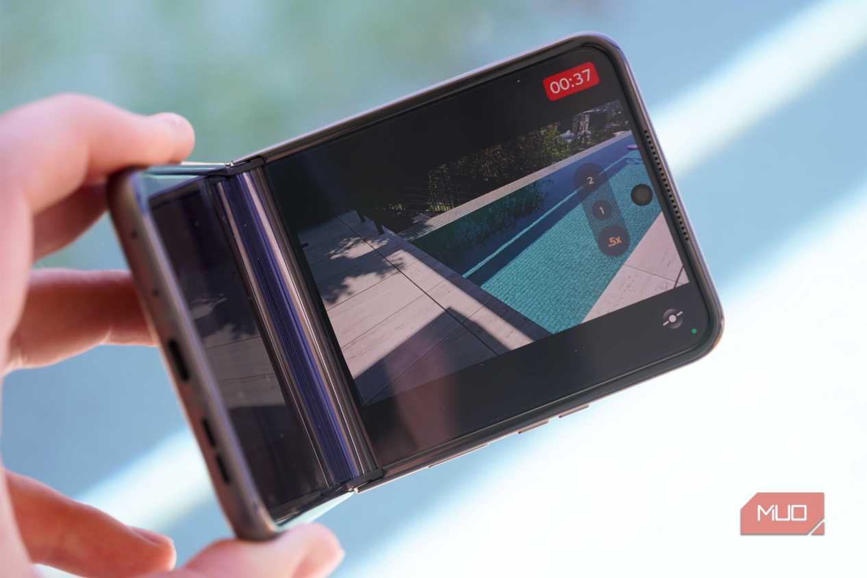 Tilt to zoom on the Razr 2026.