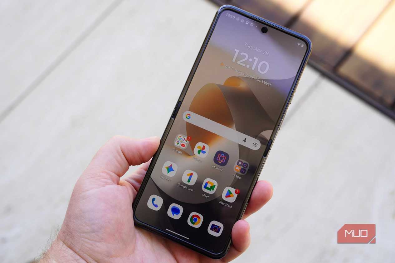 The main screen of the Razr 2026 in the hand.