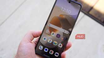 The main screen of the Razr 2026 in the hand.