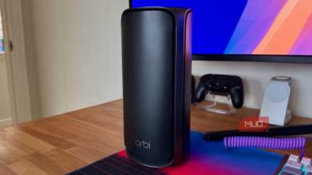 木桌上的黑色 Netgear Orbi 路由器