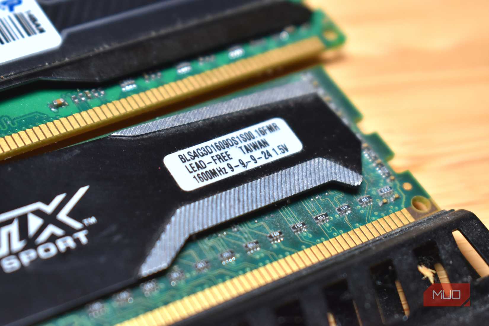 ذاكرة الوصول العشوائي ddr3 القديمة مع توقيت الكمون.