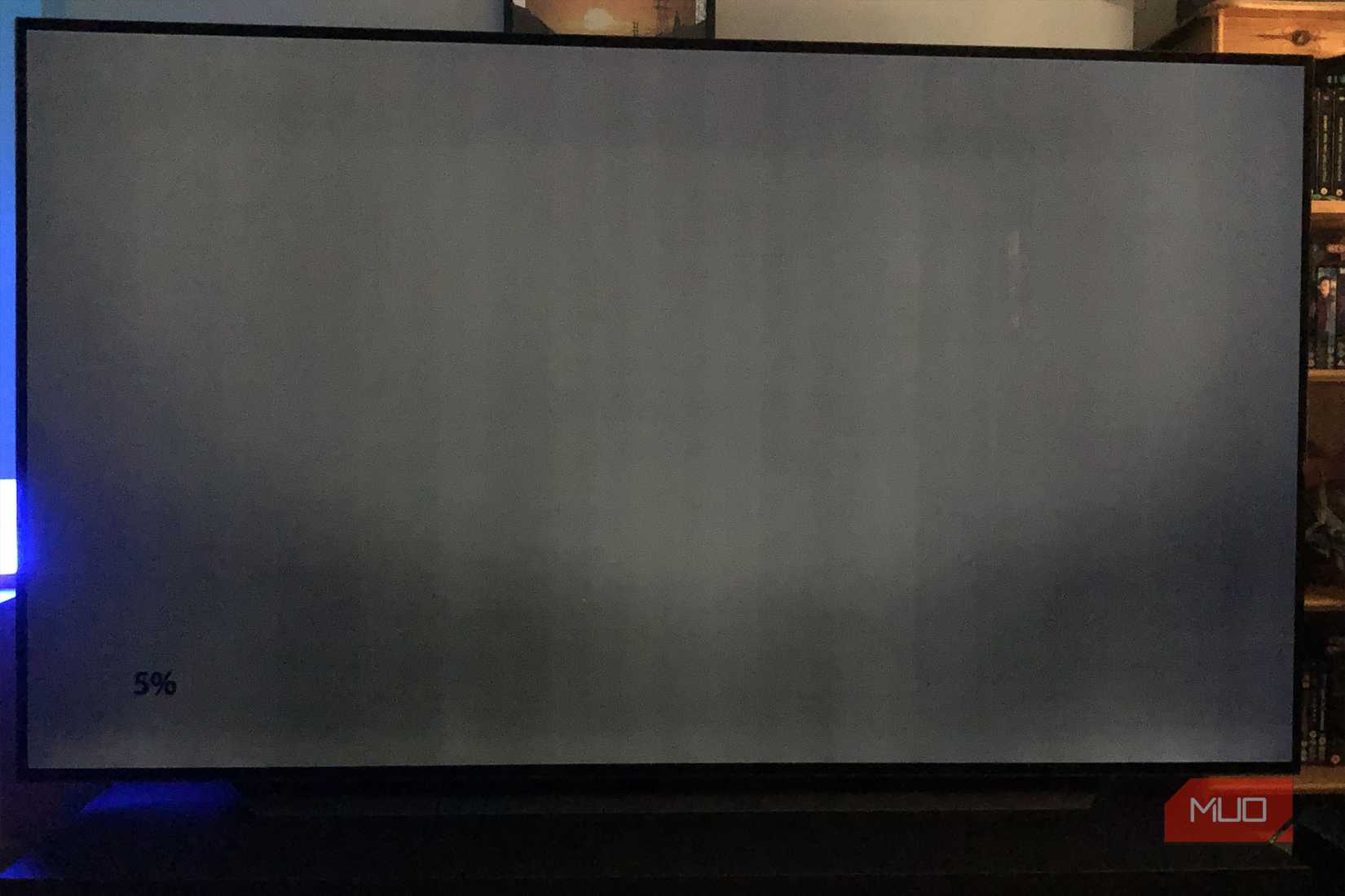 OLEDテレビの画面に現れる縦方向のバンディング