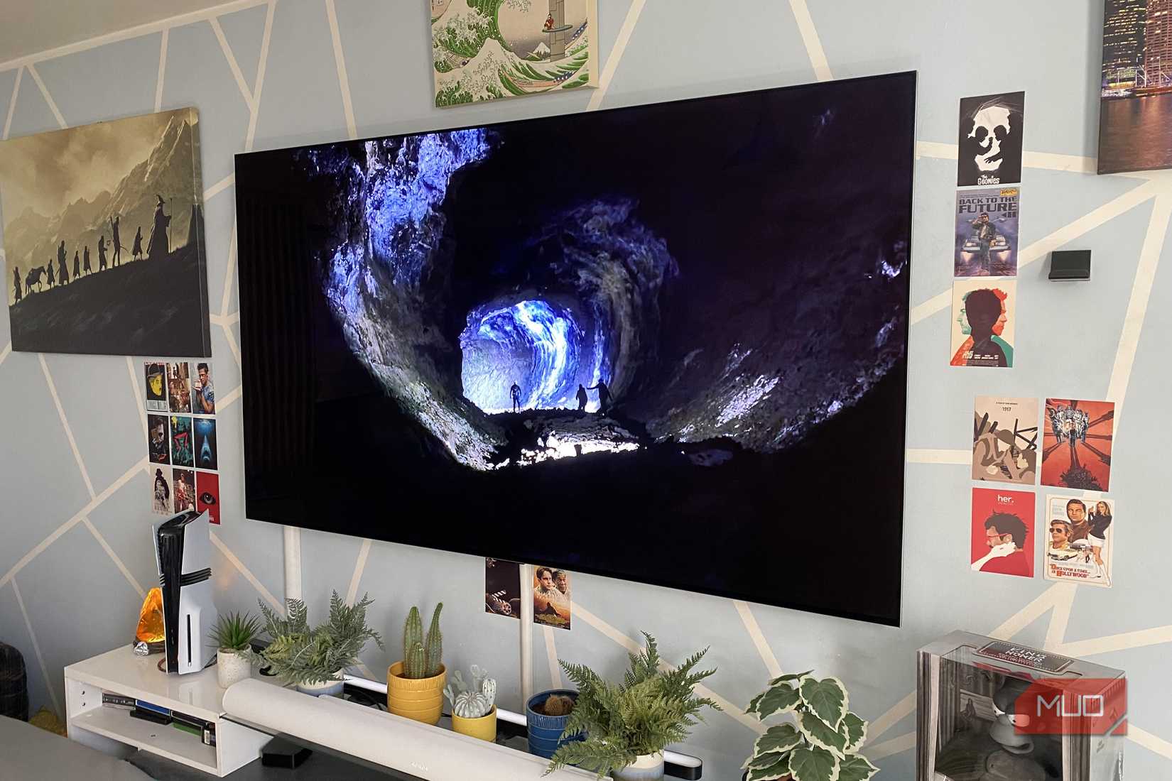 People in a dark cave on an LG G3 OLED