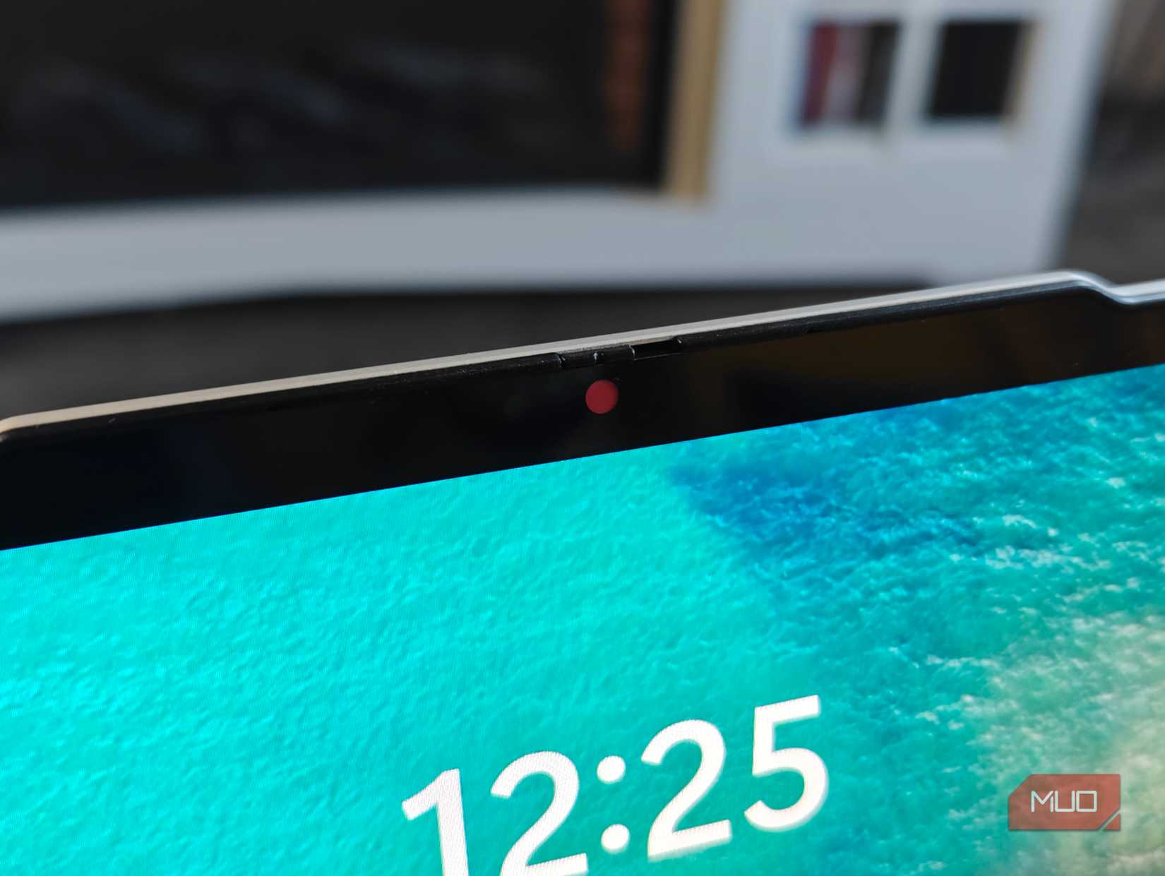 Perisai privasi kecil berwarna merah untuk webcam Anda