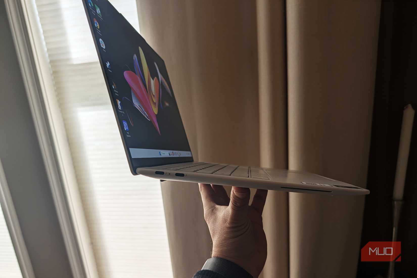 Lenovo Yoga 7 Slim Ultraの側面