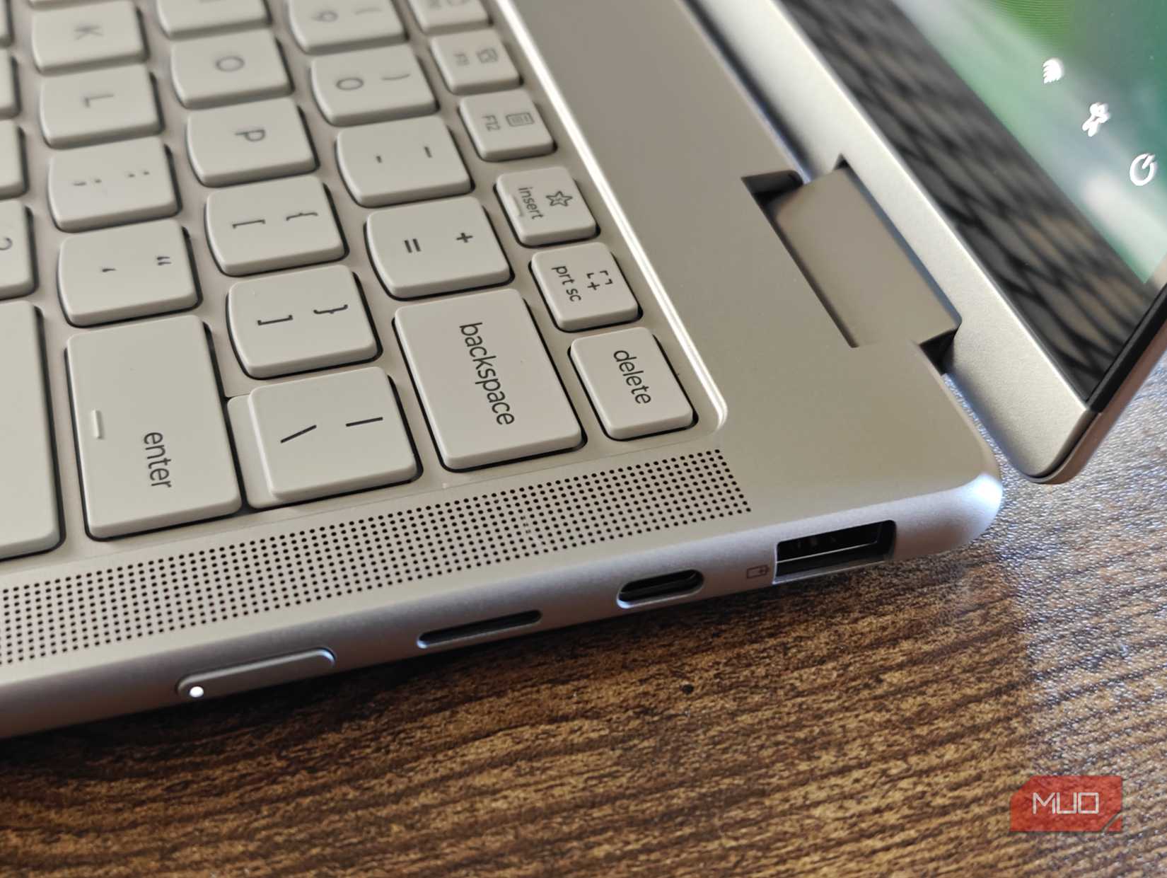 POrts di sisi kanan Yoga 7a 2-in1