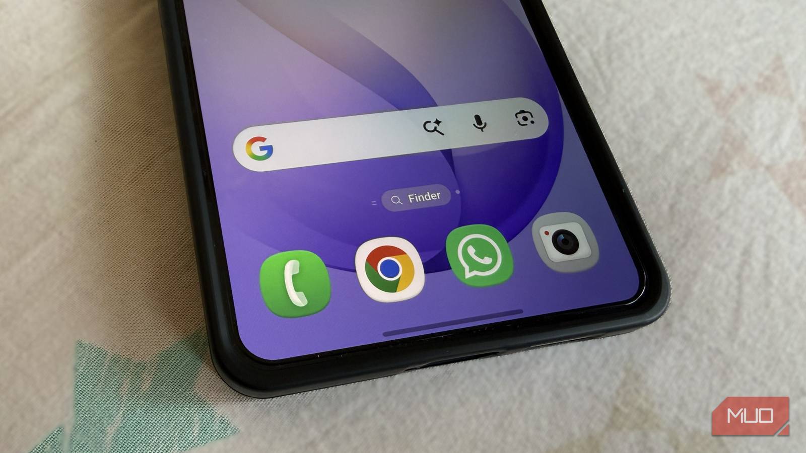 Как сделать интерфейс Android спокойнее с помощью простых настроек Смартфон Samsung с открытым домашним экраном