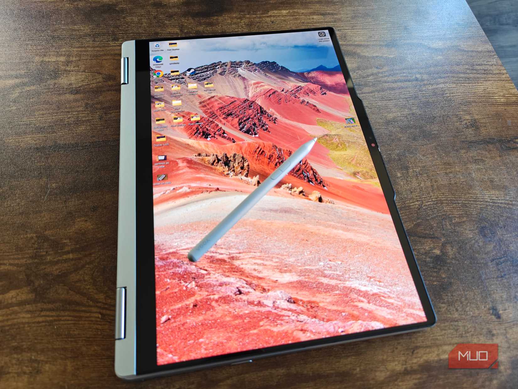 Mode tablet dengan pena di atas layar