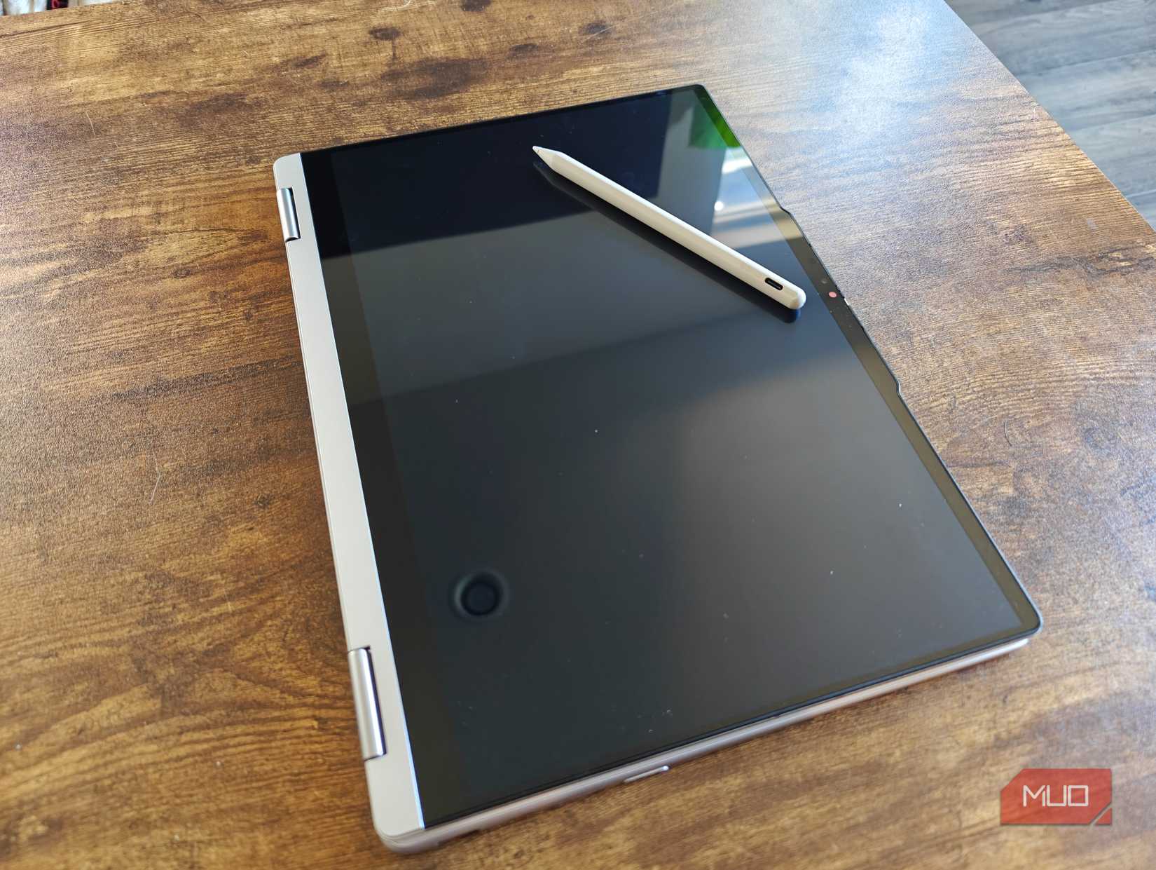 Layar tablet dengan silau